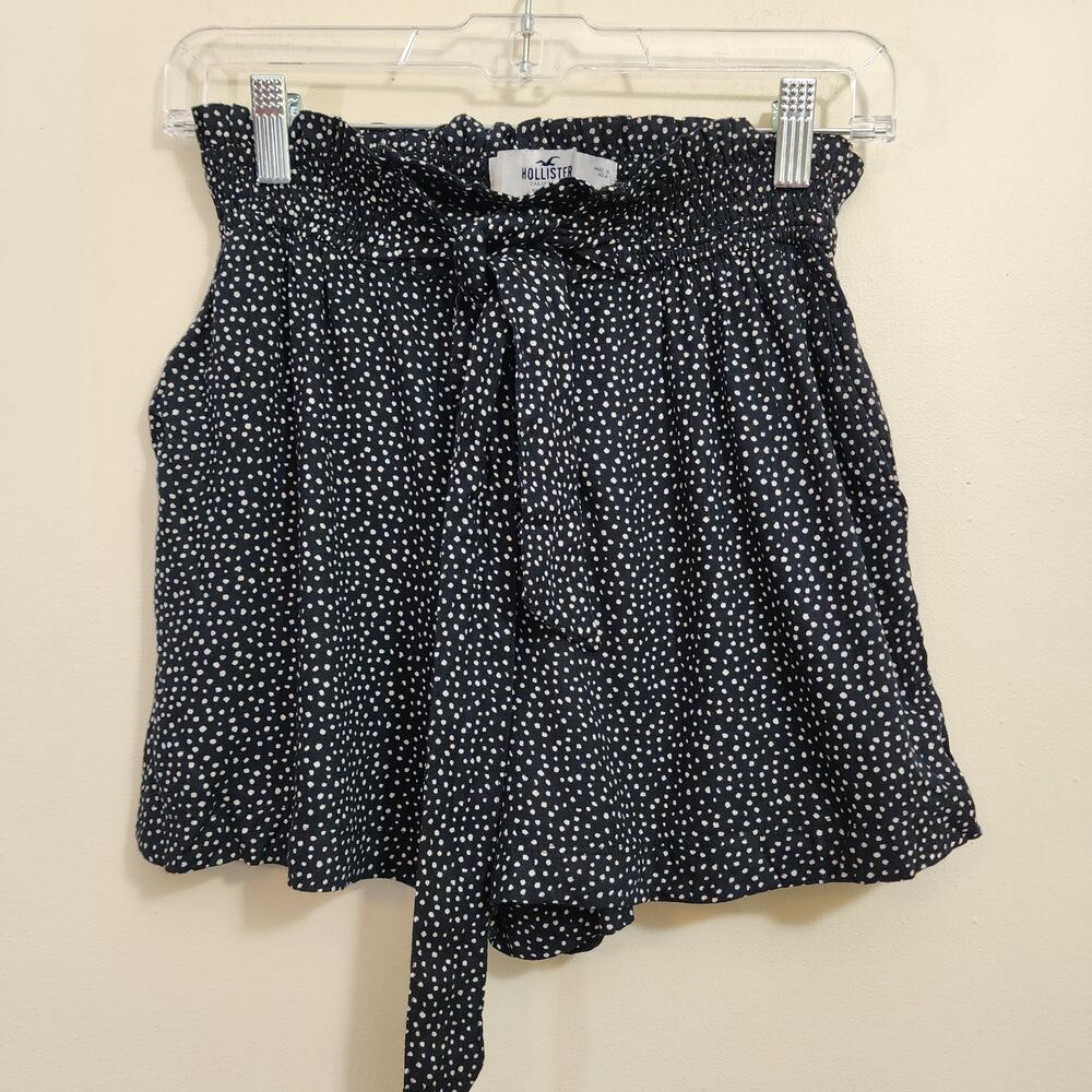 Hollister NWT ultra‎ high rise light & flowy polka dot shorts woman's size small